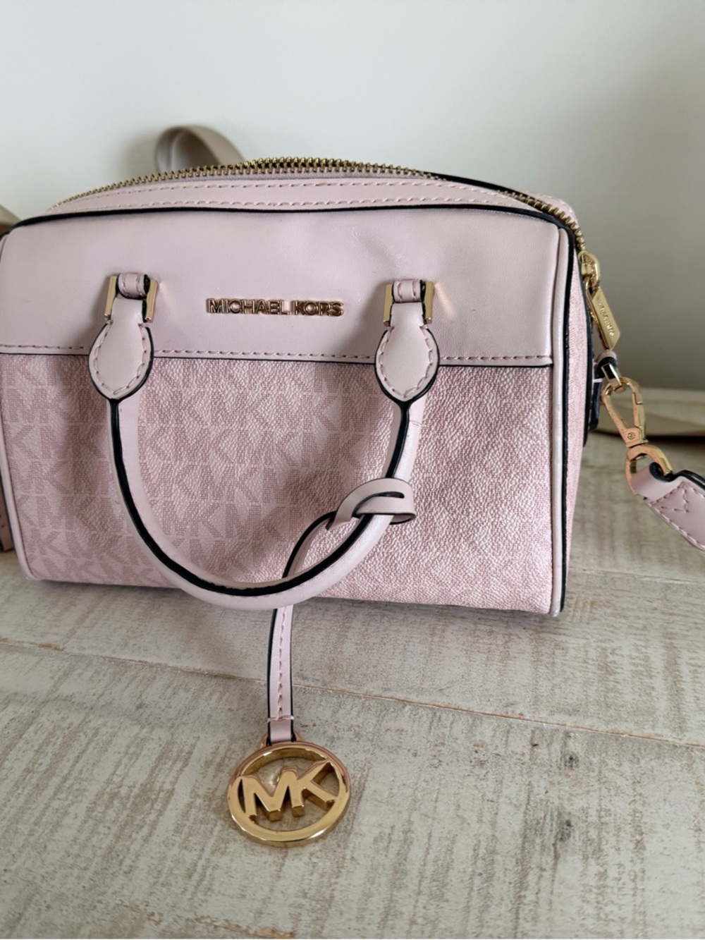 MICHAEL KORS Pale Pink Crossbody Satchel with Gold Logo Charm - Picture 2 of 7